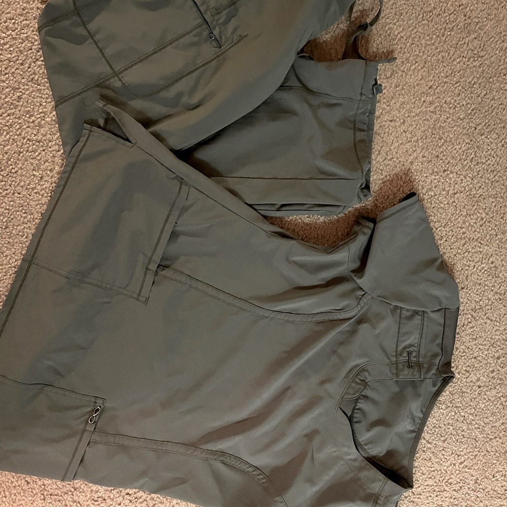 Cherokee Infinity Medium Scrub Set. Olive.